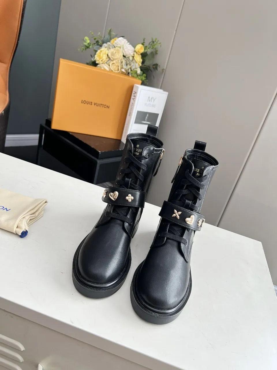👟👟Ex-factory price 520👟👟 The cabinet is in sync with the high-end product quality of LV and Louis Vuitton. It is a hot model that has been out of stock many times through purchasing. The upper is hollow and carved, and it is dazzling. The fabric is made of imported calfskin. Sheepskin lining, sheepskin foot pads, original molded outsole. It looks great on your feet and is super cool! The real thing is more beautiful. Sizes 35-40 and 41 can be customized, new colors will be updated gradually
